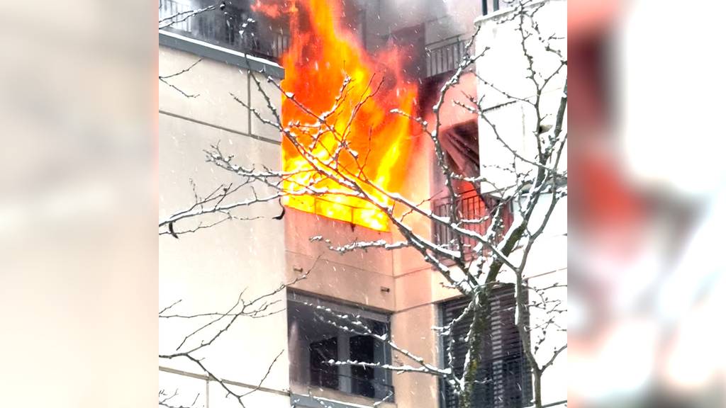 Wohnungsbrand in Zürich-Altstetten: Eine Person im Spital