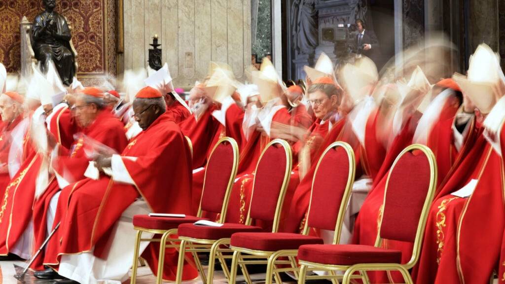 dpatopbilder - Kardinäle warten auf den Beginn einer Messe am sechsten von neun Trauertagen für den verstorbenen Papst Franziskus im Petersdom im Vatikan. Foto: Gregorio Borgia/AP/dpa