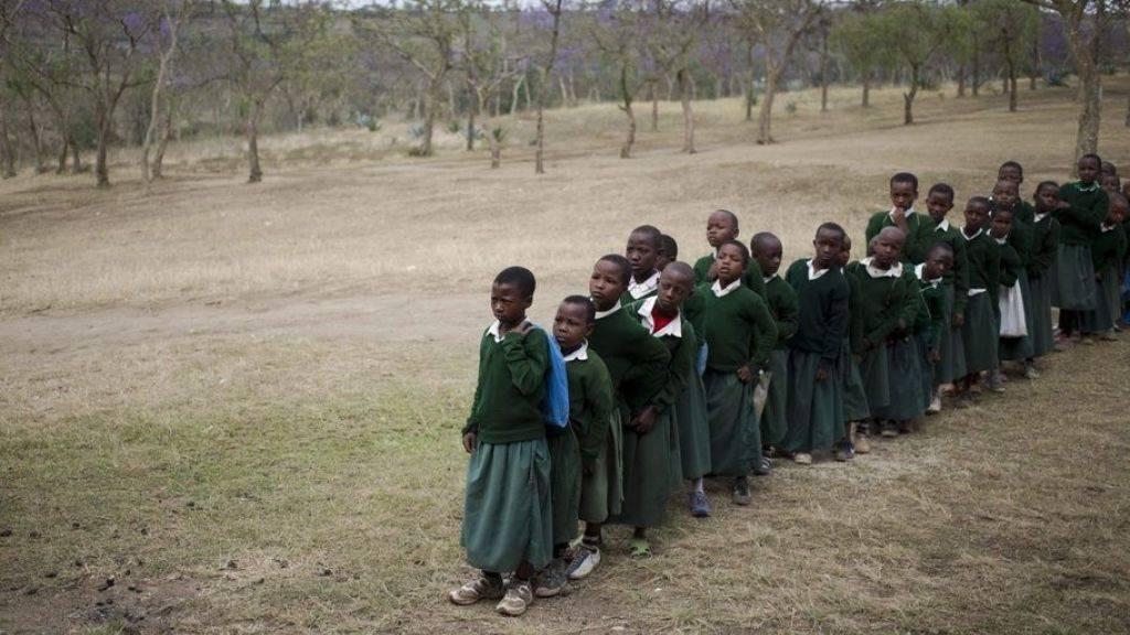 Kinder in Tansania stellen sich zum Impfen an. Masern gibt es schon seit 2600 Jahren, wie eine neue Studie zeigt. Ursprung war wie bei vielen Viren ein Tier: das Rind. (Symbolbild)