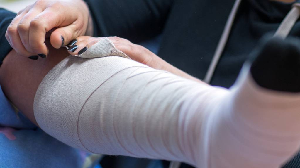 Einer Person wird ein Thrombose-Verband angelegt. (Symbolbild)