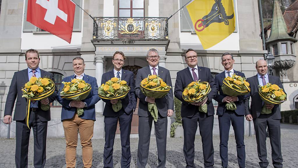 Der Urner Gesamtregierungsrat mit den neu gewählten Christian Arnold (SVP, links) und Daniel Furrer (CVP, recht).