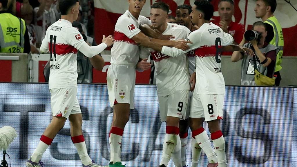 Ermedin Demirovic lässt sich von den Teamkollegen feiern