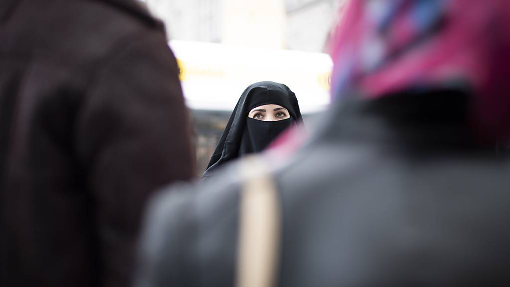 Frauen im Niqab sind in der Schweiz zwar ein seltenes Bild: Eine Initiative möchte die Vollverschleierung im öffentlichen Raum aber in der gesamten Schweiz verbieten. (Archivbild)