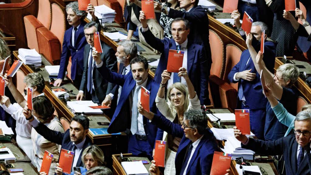 ARCHIV - Senatoren der Opposition zeigen während einer Abstimmung die italienische Verfassung. Foto: Roberto Monaldo/LaPresse via ZUMA Press/dpa
