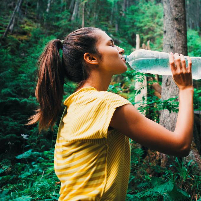 Du trinkst täglich 2 Liter Wasser? Das ist vielleicht mehr, als du solltest
