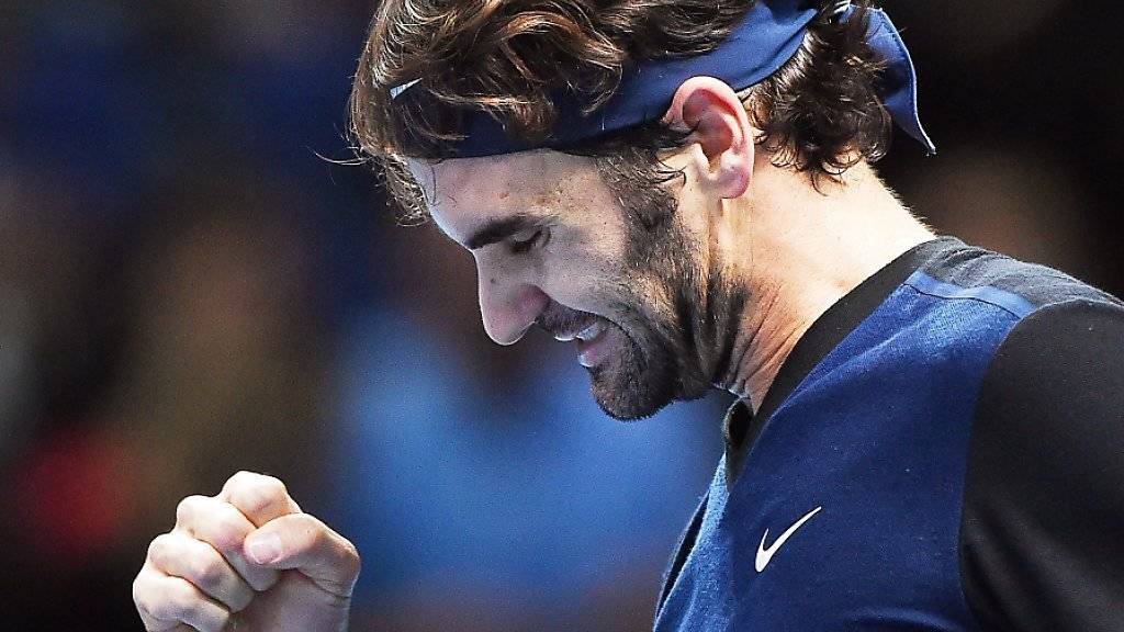 Roger Federer ballt nach dem Zweisatzsieg gegen Landsmann Stan Wawrinka die Faust