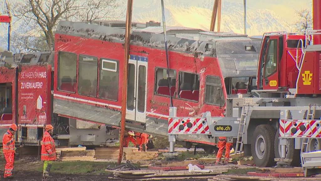 St.Galler richten umgekippten Zug auf