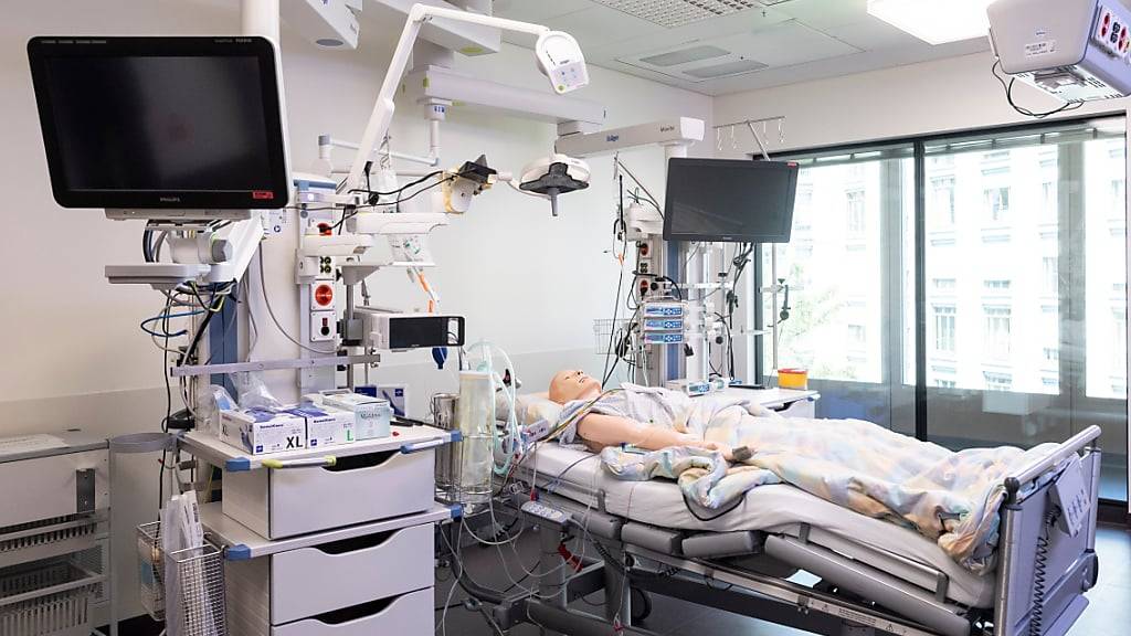 Die Gegner der Kostenbremse- und der Prämienentlastungs-Initiative warnen vor Mehrkosten und einer Zweiklassenmedizin, falls die Vorlagen angenommen würden. (Themenbild)