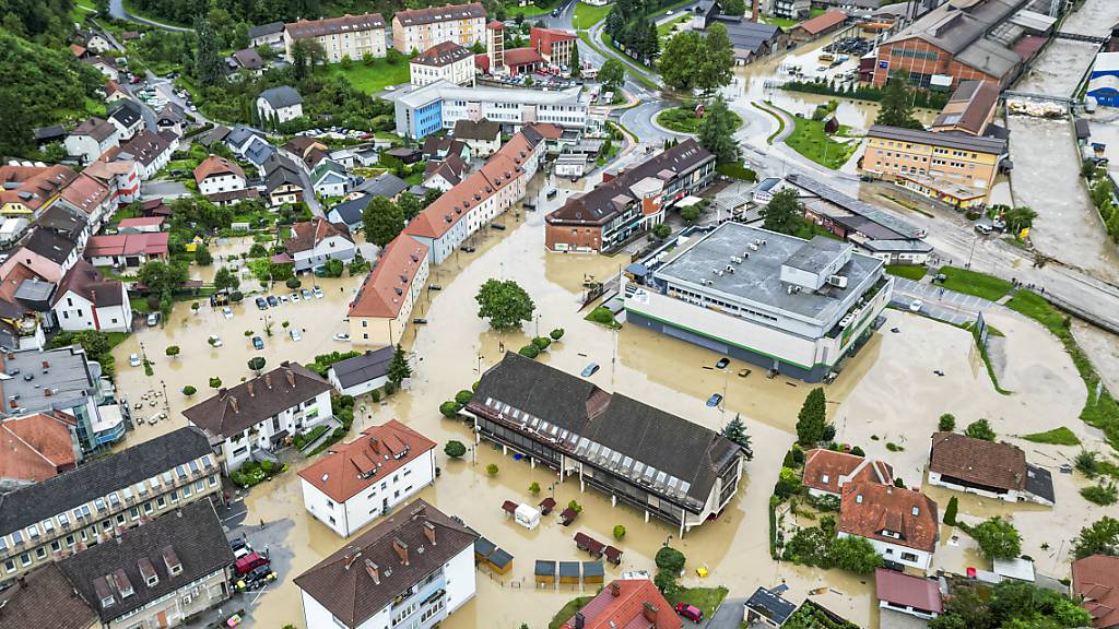 Ravne na Koroskem, rund 60 Kilometer nordöstlich von Ljubljana, steht unter Wasser. Foto: Gregor Ravnjak/AP/dpa