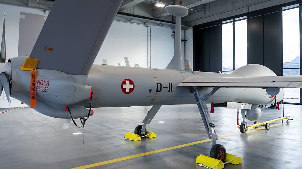 Die Drohne Hermes 900 HFE bei der Präsentation im Jahr 2019 auf dem Militärflugplatz in Emmen LU. (Archivbild)