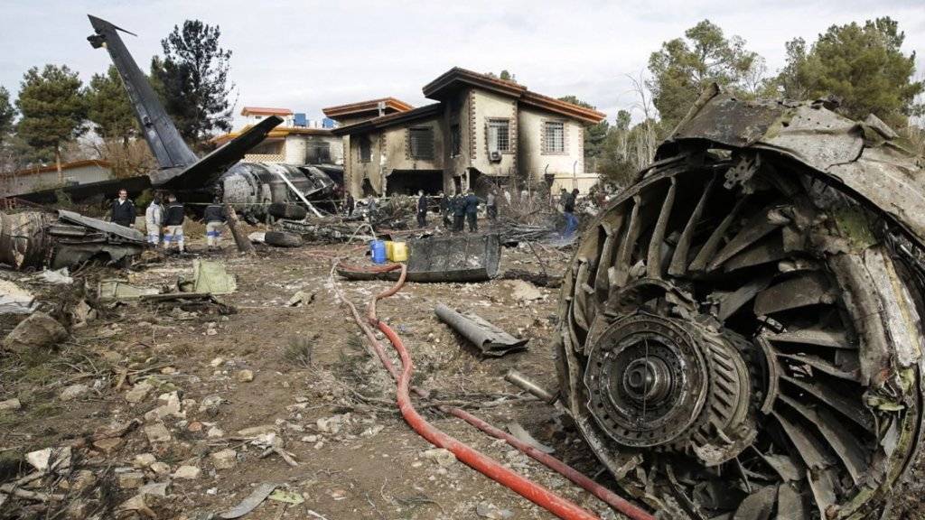 Bei einem Flugzeugunglück im Iran sind 15 Menschen ums Leben gekommen - das Frachtflugzeug der Luftwaffe krachte bei der Notlandung in ein Wohngebiet.