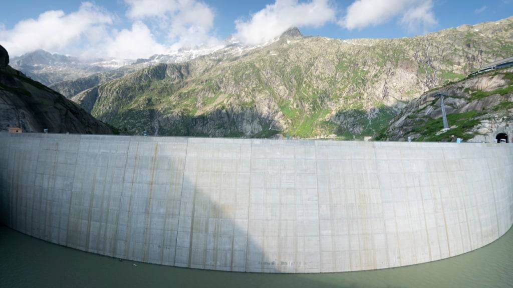 Vielerorts bleibt vom natürlichen Abfluss in Flüssen und Bächen nur wenig übrig, weil der Mensch Wasser abzweigt, etwa um Energie zu produzieren. (Archivbild)