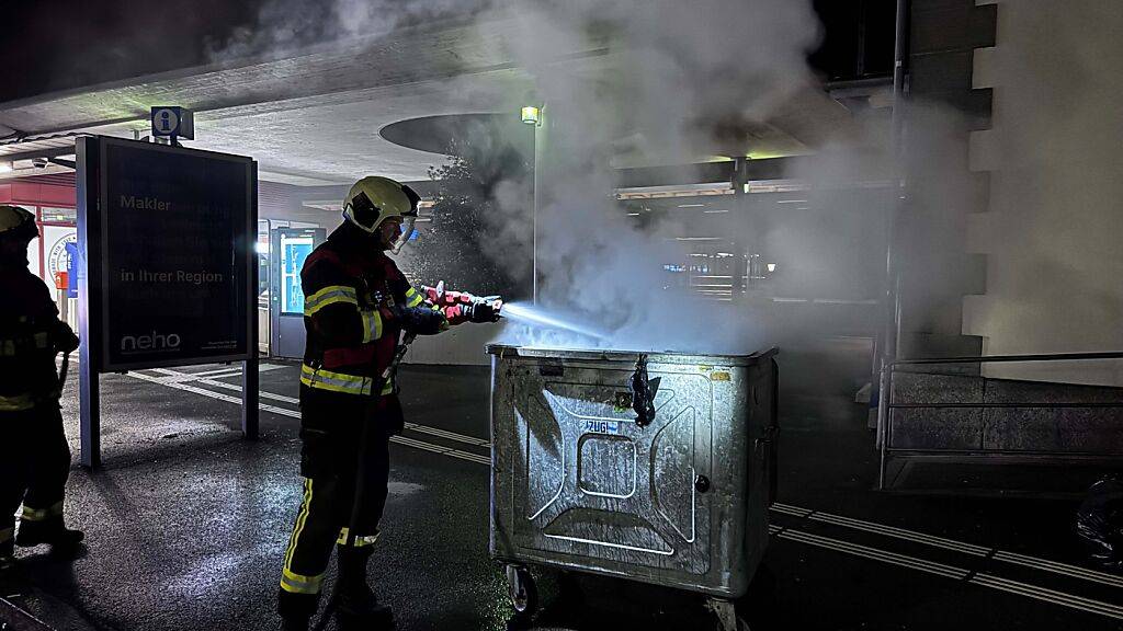 Ein 39-jähriger Mann soll in Rotkreuz und Cham mehrere Abfallcontainer in Brand gesteckt haben.