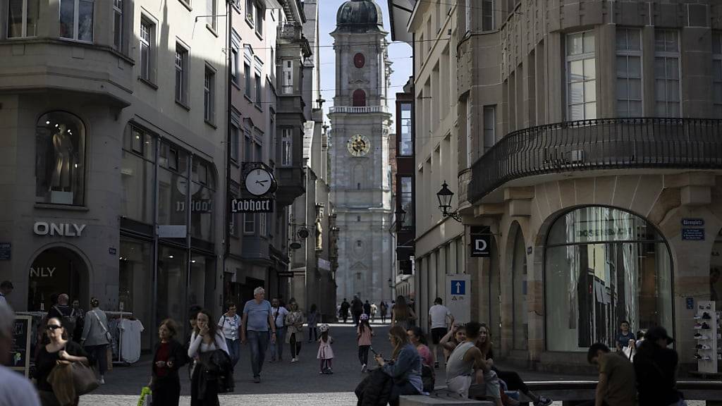 Die ständige Wohnbevölkerung des Kantons St. Gallen ist im vergangenen Jahr gewachsen. Im Bild zu sehen sind Personen in der St. Galler Altstadt. (Archivbild)