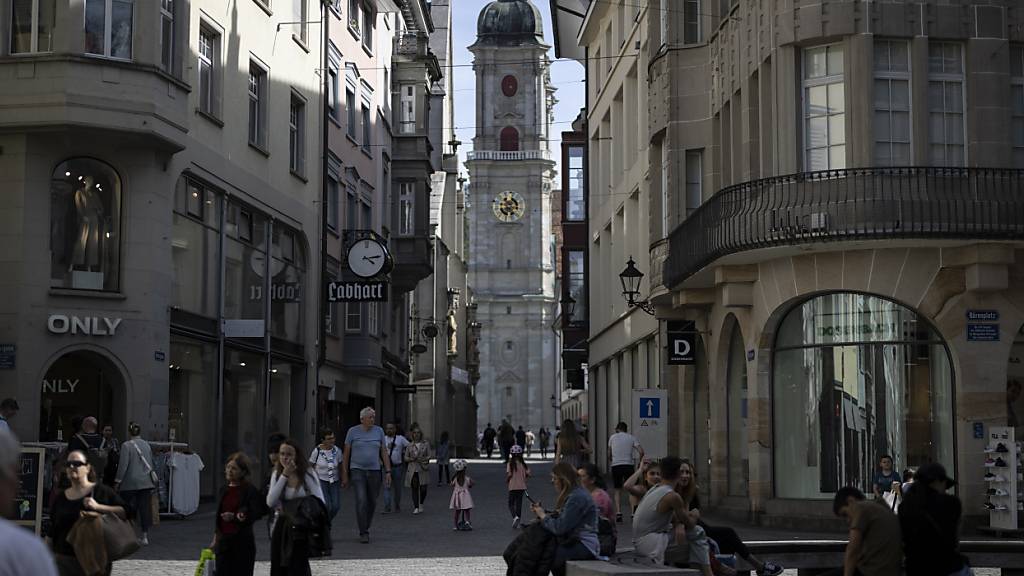 Die ständige Wohnbevölkerung des Kantons St. Gallen ist im vergangenen Jahr gewachsen. Im Bild zu sehen sind Personen in der St. Galler Altstadt. (Archivbild)