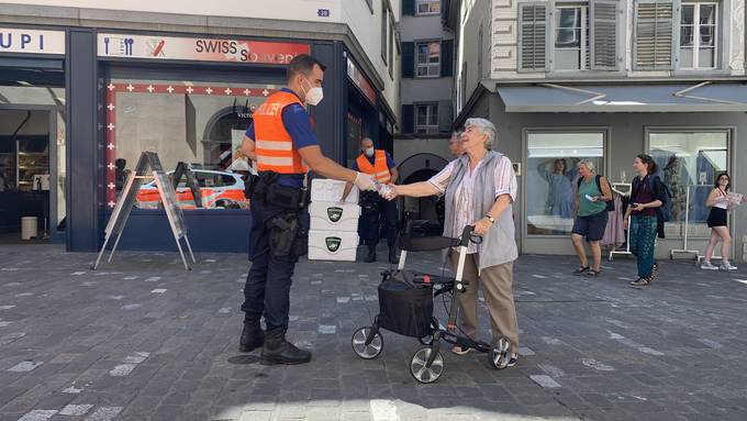 Geschenke in Chur: Stadtpolizei verteilt Wasserflaschen