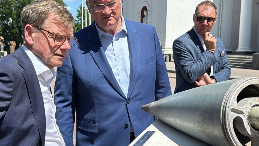 Außenminister Johann Wadephul (CDU, l) und sein ukrainischer Amtskollege Andrij Sybiha (r), Außenminister der Ukraine, schauen sich Teile von Waffen und Raketen an, die von der russischen Armee auf Odessa gefeuert worden sind. Foto: Jörg Blank/dpa