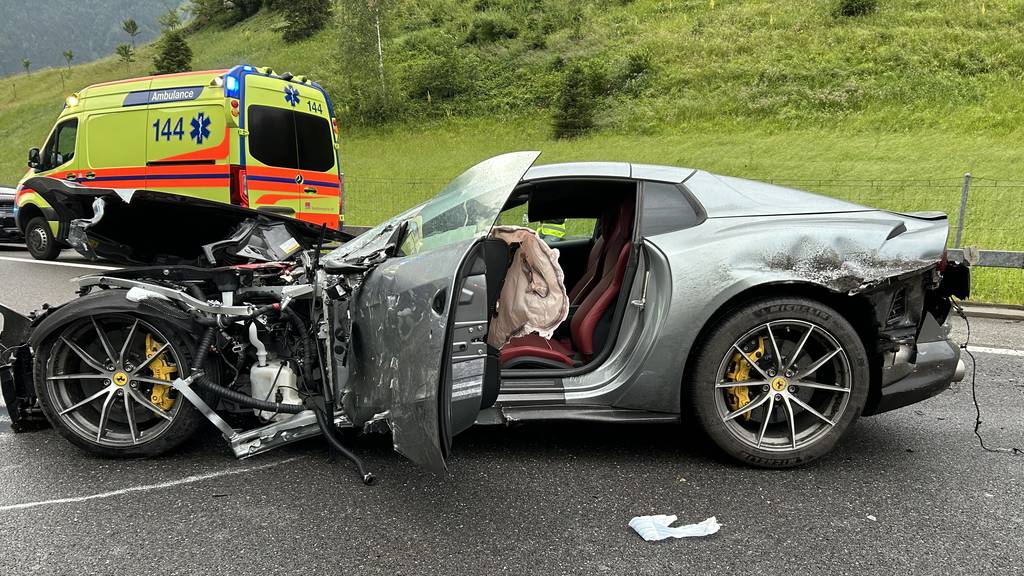 Ferrari-Fahrer zerstört sein Auto bei Selbstunfall