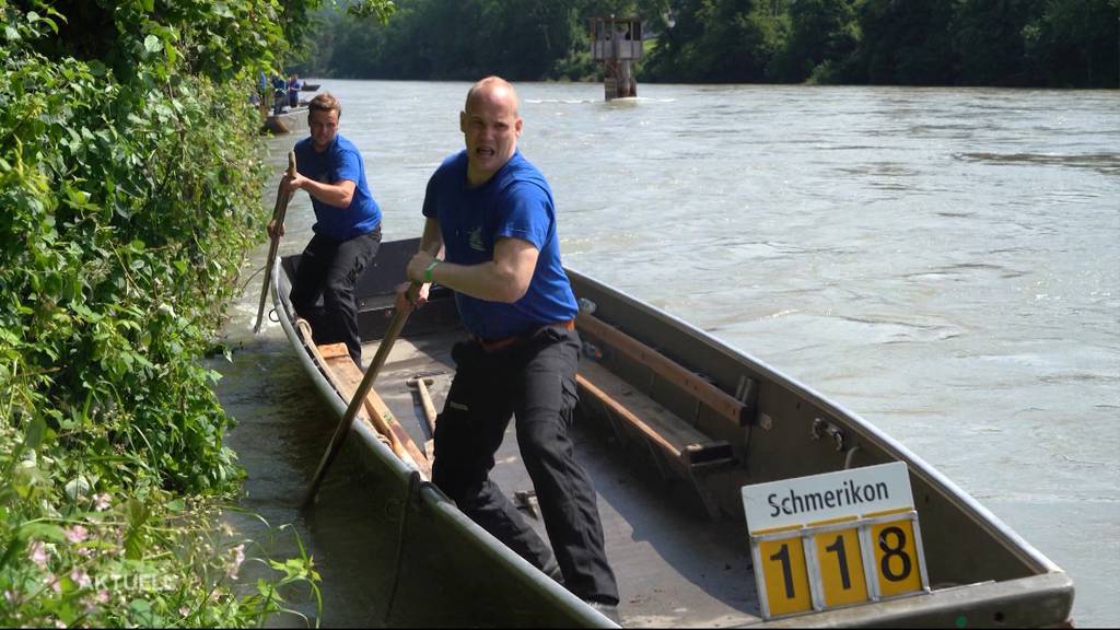 Pontoniere fahren trotz Hochwasser in Murgenthal