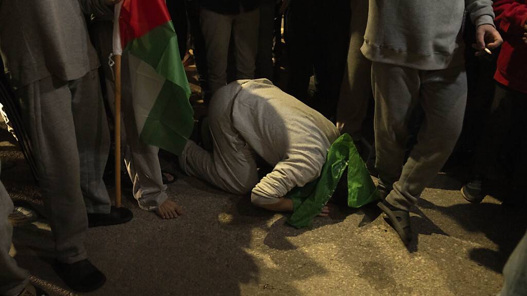 Ehemalige palästinensische Gefangene, die von den israelischen Behörden freigelassen wurden, beten bei ihrer Ankunft im Westjordanland. Foto: Nasser Nasser/AP