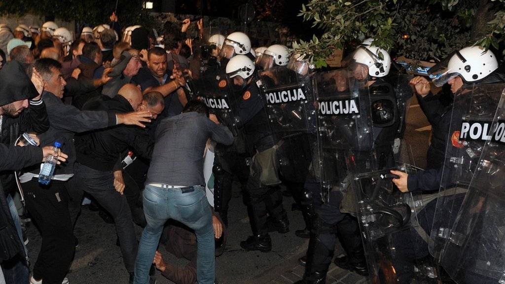Gegen die Regierung: Demonstranten treffen bei ihrem Protest in Podgorica auf Polizisten.