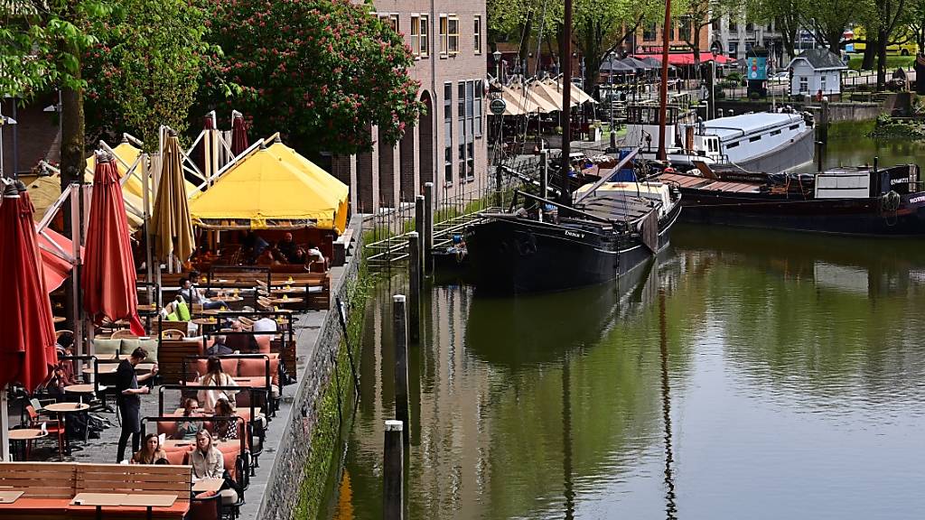 ARCHIV - Nur wenige Gäste sitzen bei sonnigem Wetter in den Außenbereichen der Cafés und Restaurants am Historischen Hafen in Rotterdam Foto: Soeren Stache/dpa-Zentralbild/dpa