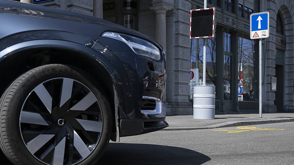 Die Stadt Zürich will mit Lärmradar und Lärmdisplays (im Bild) gegen zu laute Autos vorgehen. Noch handelt es sich nur um einen Test.