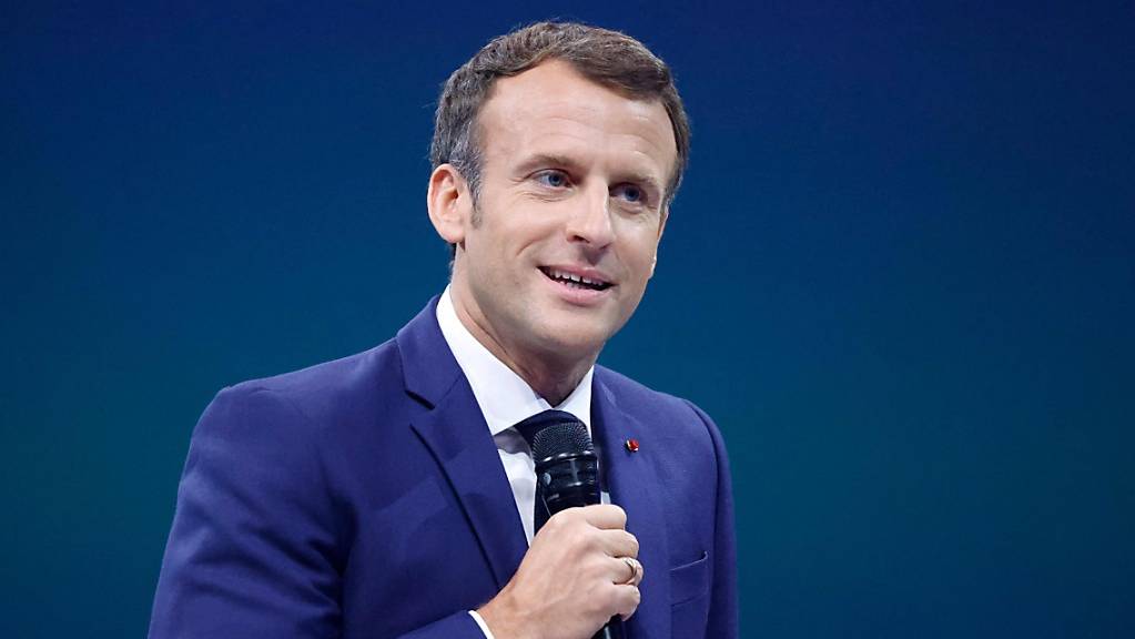 Emmanuel Macron, Präsident von Frankreich, spricht bei dem Gleichstellungs-Forum, das von «UN-Women» mitorganisiert wurde. Macron sagte am Mittwoch, Frauen seiner besonders von der Corona-Krise betroffen. Sie seien die «ersten Opfer» der weltweiten Pandemie geworden, so Macron. Foto: Ludovic Marin/AFP/dpa