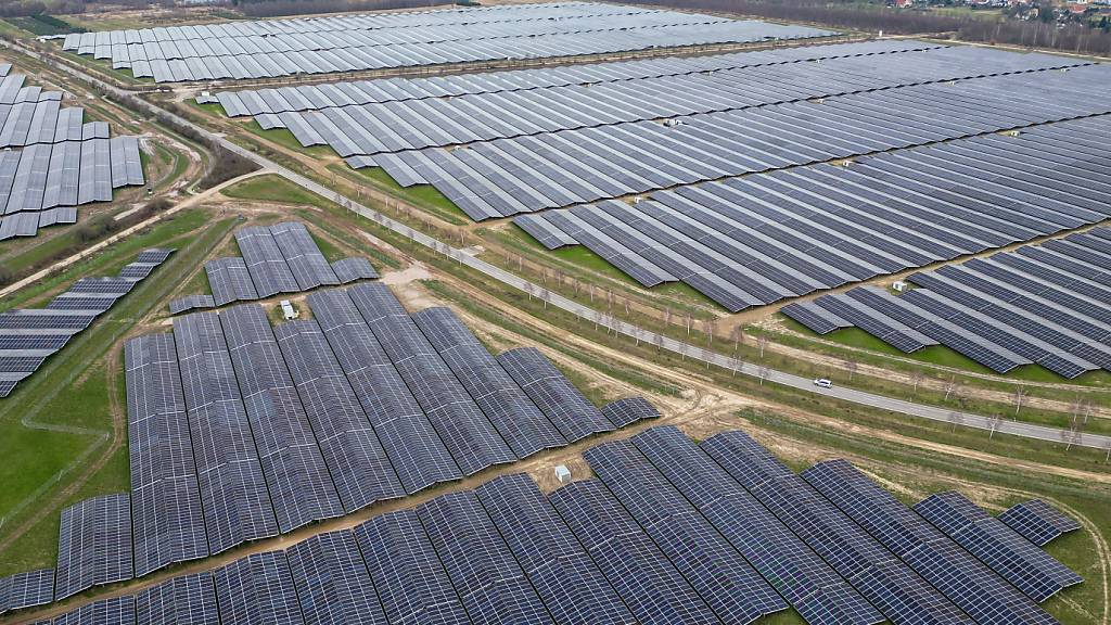 Grösster Solarpark Deutschlands bei Leipzig in Betrieb