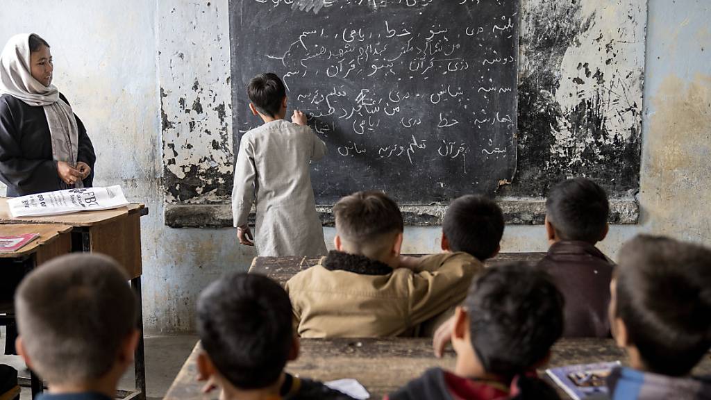 ARCHIV - Afghanische Schuljungen besuchen am ersten Tag des neuen Schuljahres ihren Klassenraum. Die UN-Mission in Afghanistan (Unama) hat ein Jahr nach dem Verbot des Universitätsbesuchs für Frauen eine sich verschlechternde Schulbildung unter den regierenden Taliban beklagt. Foto: Ebrahim Noroozi/AP/dpa