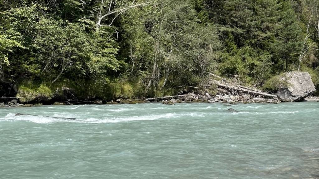 Das Kanu kollidierte in der Rheinschlucht offenbar mit einem schlecht sichtbaren Felsen (ganz links im Bild), worauf die Frau und ihr Sohn in den Vorderrhein stürzten.