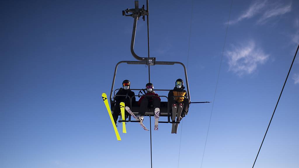 Trotz der Corona-Massnahmen kamen viele Wintersportler nach Arosa. Der Umsatzrückgang ist geringer als erwartet. (Symbolbild)