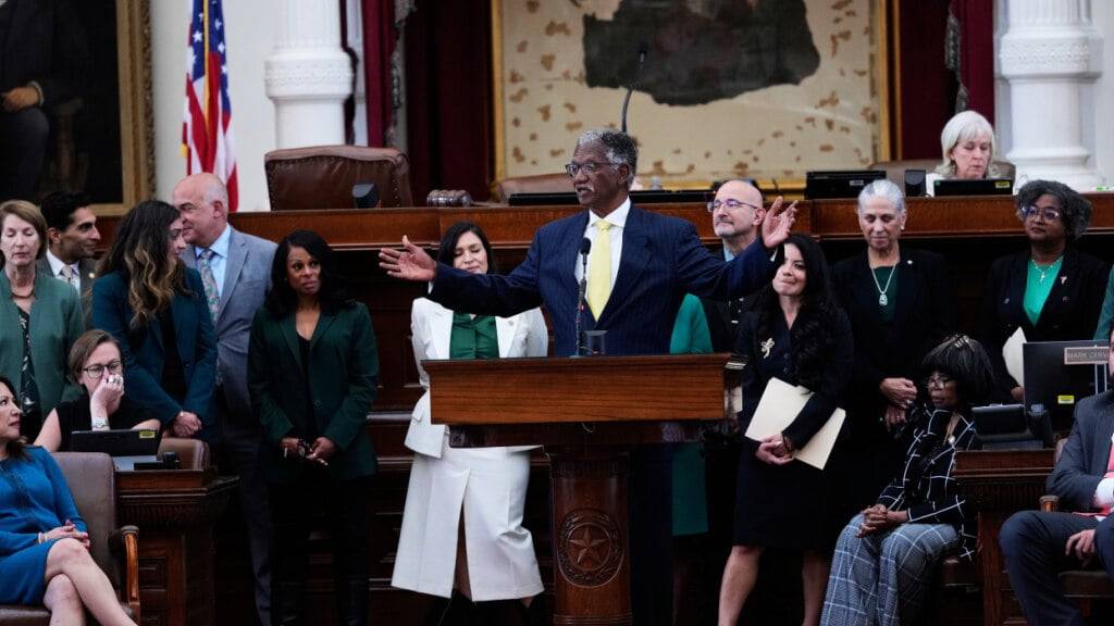 Der texanische Abgeordnete Harold Dutton Jr. spricht während einer Debatte über neu zugeschnittene Wahlkreise in Texas während einer Sondersitzung mit anderen Demokraten. Foto: Eric Gay/AP/dpa