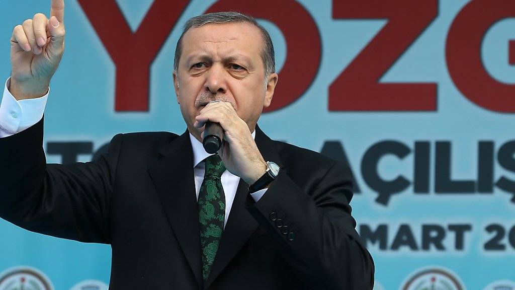 Und immer noch wagen es Leute, den türkischen Präsidenten Recep Tayyip Erdogan in Frage zu stellen.... Der «Sultan», wie ihn Gegner auch nennen, reagiert zunehmend dünnhäutig darauf. (Aufnahme vom Freitag, 25. März)