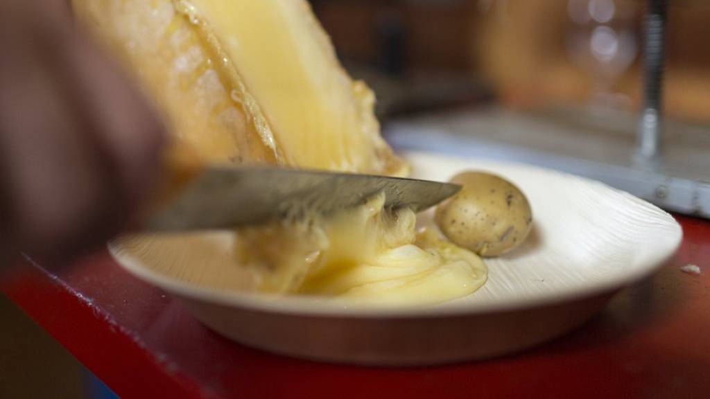 Schweizer haben lieber Raclette statt Käseplättli