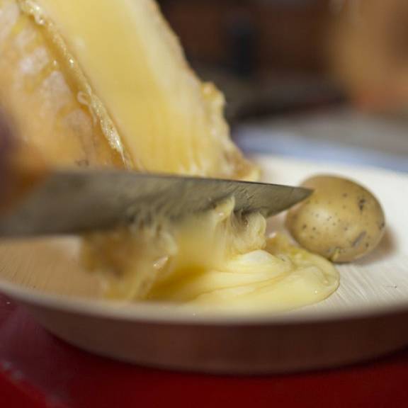 Schweizer haben lieber Raclette statt Käseplättli