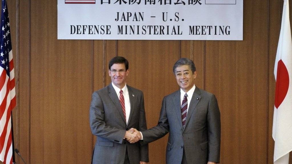 US-Verteidigungsminister Mark Esper (links) und sein japanischer Amtskollege Takeshi Iwaya (rechts) vor ihren Gesprächen in Tokio.