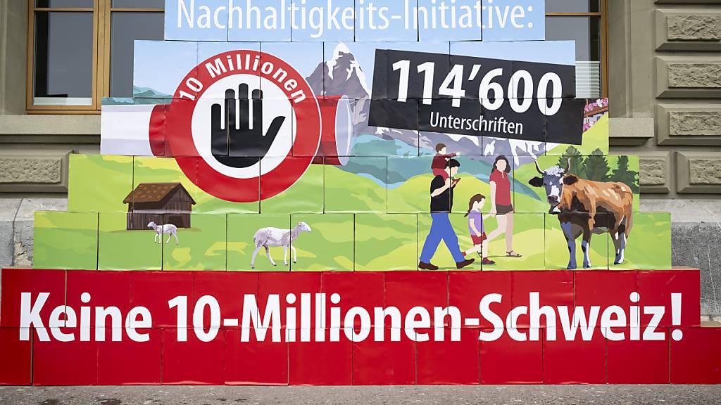 Die Schachteln mit den Unterschriften für die «Nachhaltigkeits-Initiative» bei der Übergabe der Signaturen im April dieses Jahres in Bern.