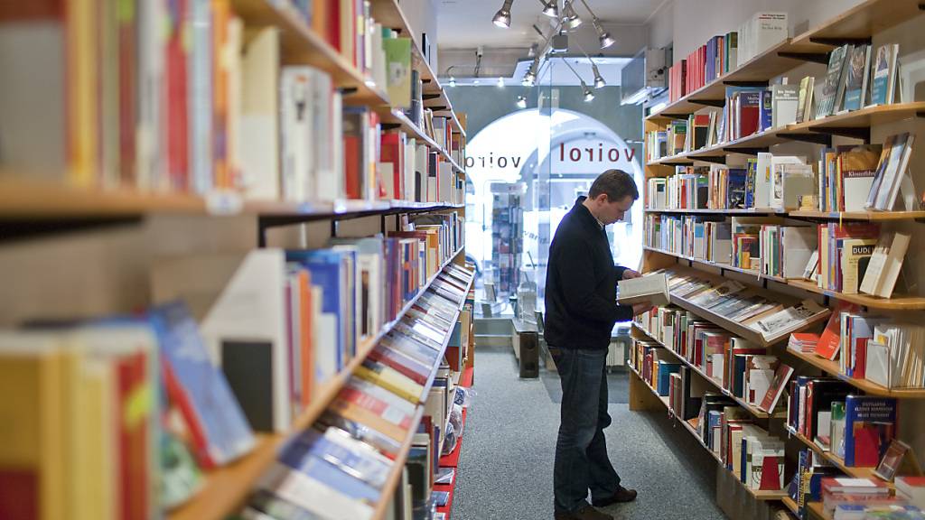 In den Buchhandlungen der Deutschschweiz haben Kundinnen und Kunden aussergewöhnlich häufig zu Büchern von Schweizer Autorinnen und Autoren gegriffen. Das zeigen die Listen zu den Jahresbestsellern 2024: sieben der ersten zehn Plätze belegen Schreibende aus der Schweiz. (Archivbild)
