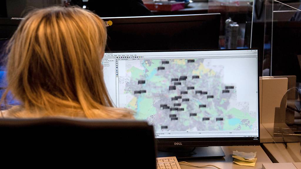Eine Beamtin der Polizei sitzt in einer Dienststelle des Landeskriminalamtes (LKA). Mit einer grossen Razzia ist die Berliner Polizei gegen Konsumenten und Verbreiter von Kinderpornografie vorgegangen.