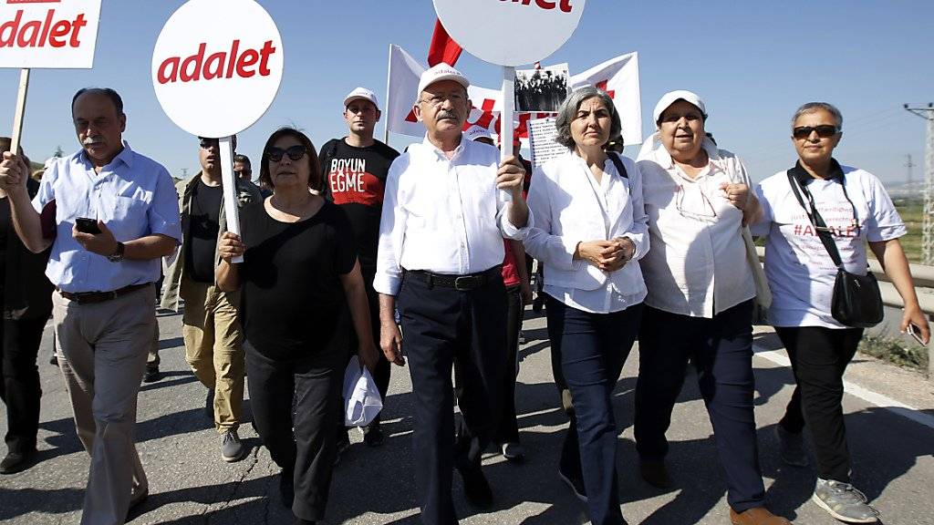 Kemal Kilicdaroglu (Mitte) setzte am Samstag seinen mehr als 400 Kilometer langen «Marsch für Gerechtigkeit» (Adalet) fort. Er protestiert damit gegen die Festnahme eines Abgeordneten seiner Partei.