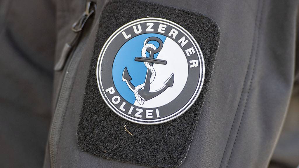 Die Luzerner Wasserpolizei errichtete am Dienstagabend eine Ölsperre zwischen dem Meggenhorn und Hertenstein. (Symbolbild)