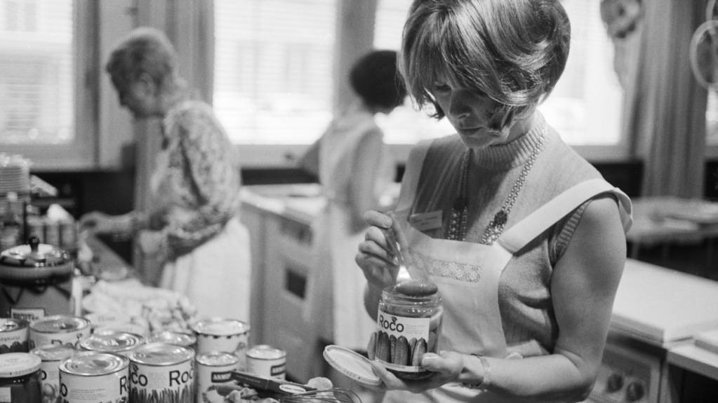 «Züri Gschnätzlets» kochen, Puppenkleidchen nähen und Blumenarrangements binden: Die Frau im Bild nahm an der Vorausscheidung zur «idealen Frau» in Zürich teil. Die Aufnahme stammt vom Juni 1969. (Archivbild)
