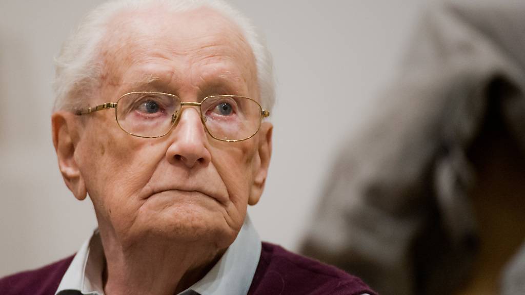 ARCHIV - Der Angeklagte Oskar Gröning sitzt im Gerichtssaal. Der frühere SS-Mann wurde wegen Beihilfe zum Mord in 300 000 Fällen in Auschwitz verurteilt. Foto: Julian Stratenschulte/dpa