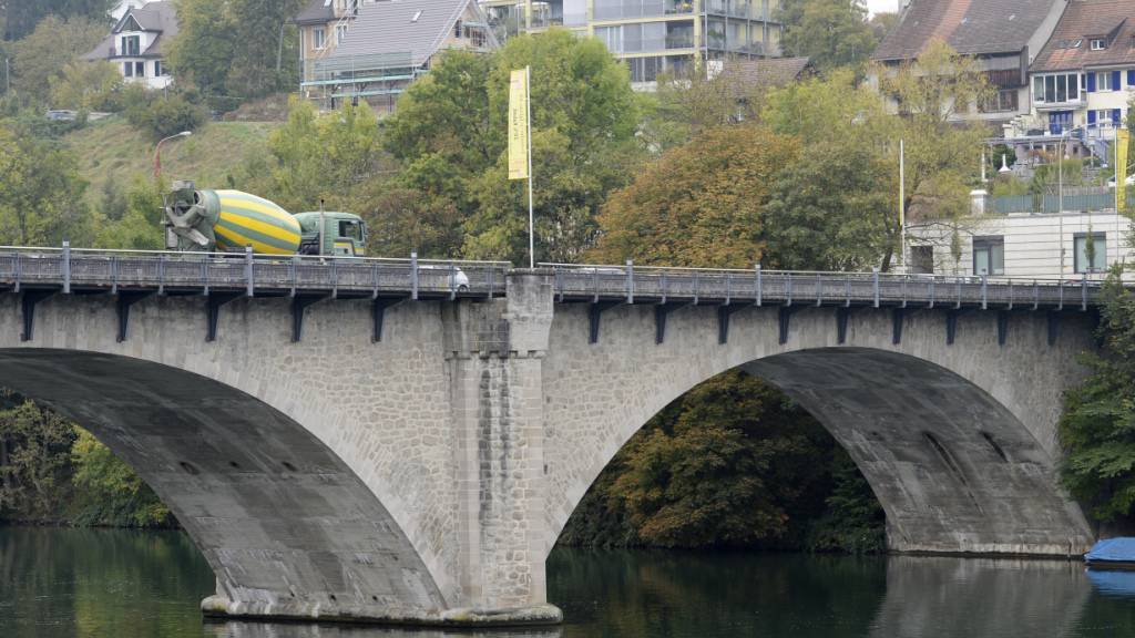 Rund 24'000 Fahrzeuge überqueren täglich die Rheinbrücke in Eglisau. Eine Umfahrung könnte den Ort vom Durchgangsverkehr entlasten. (Archivbild)