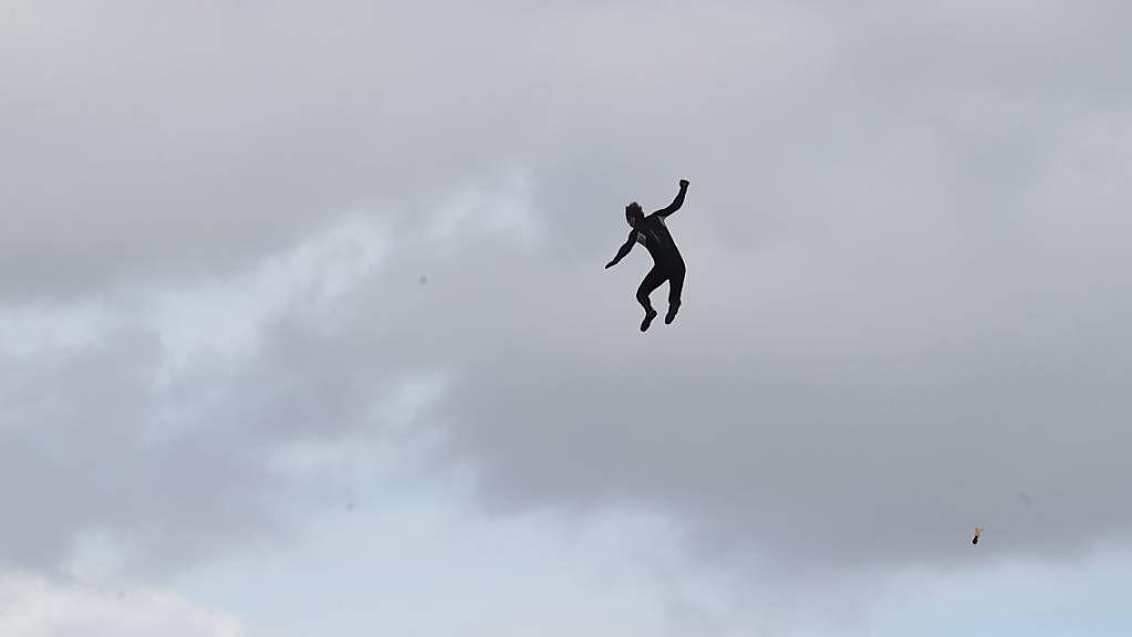 John Bream, ehemaliger Fallschirmspringer aus Grossbritannien, springt aus etwa 40 Metern Höhe von einem Hubschrauber aus ins Meer. Er hat sich ohne Fallschirm ins Meer gestürzt, um einen Weltrekord aufzustellen.