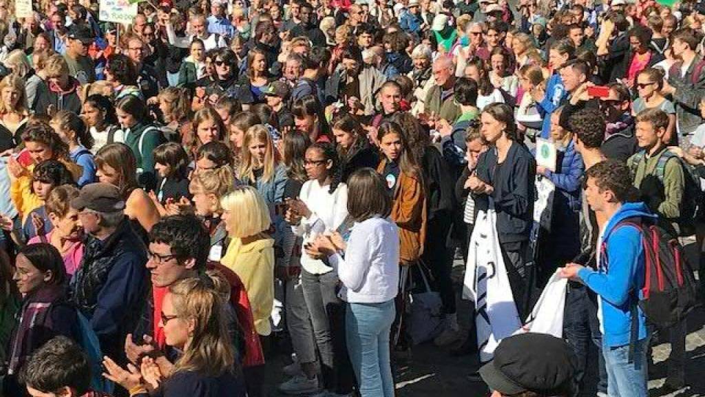 Mehrere hundert Menschen haben sich am Freitag in Basel auf dem Barfüsserplatz für eine Klima-Demo versammelt.