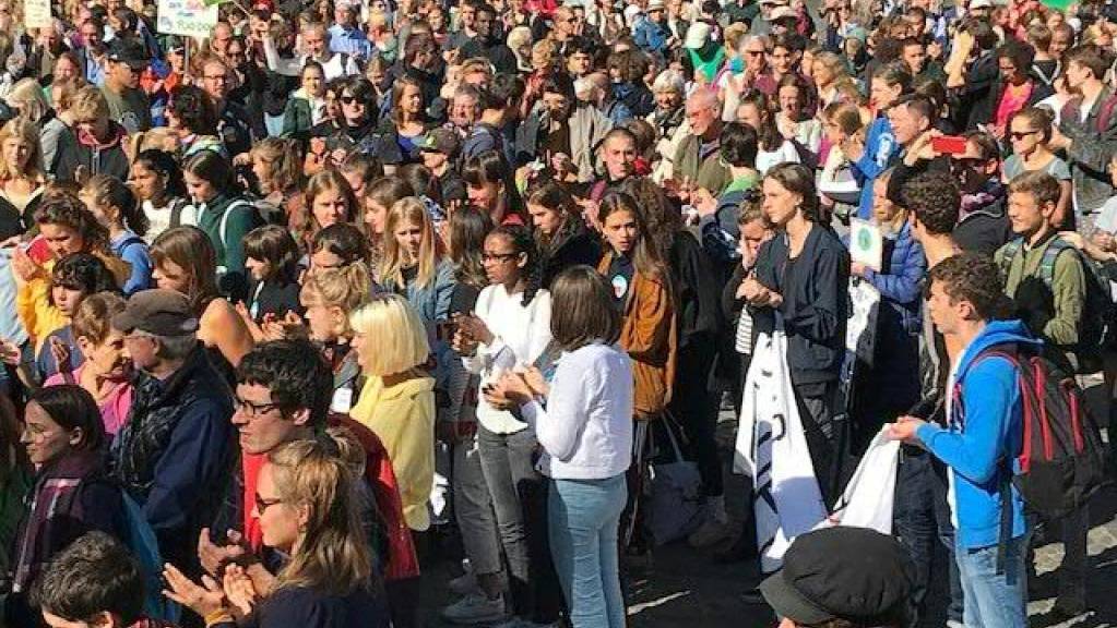 Mehrere hundert Menschen haben sich am Freitag in Basel auf dem Barfüsserplatz für eine Klima-Demo versammelt.