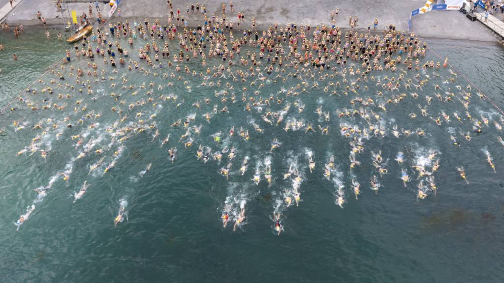 9000 Schwimmerinnen und Schwimmer haben sich Karten für die Stadtzürcher Seeüberquerung gekauft. Am Mittwoch begaben sie sich ins nicht sehr kühle Nass.