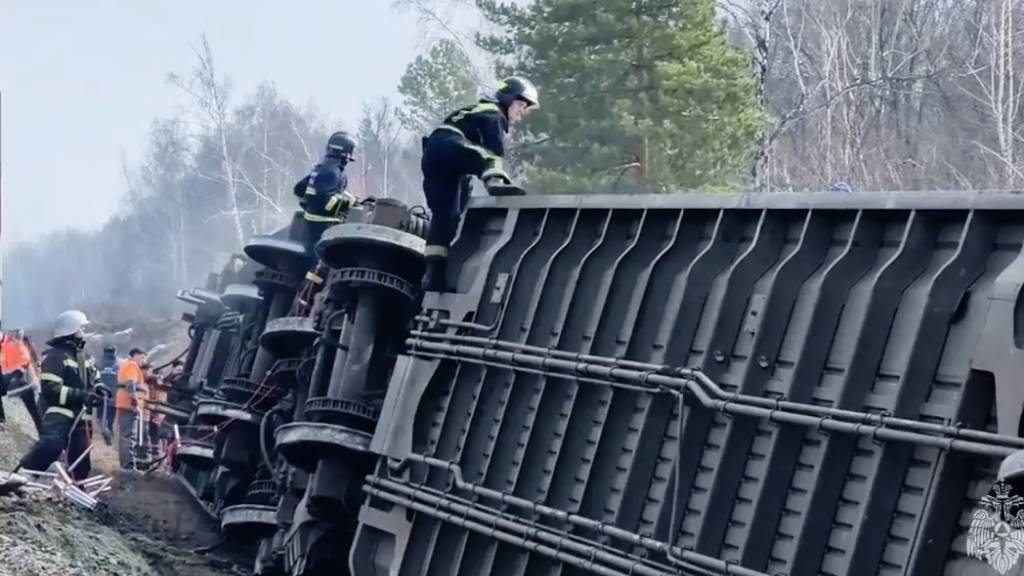HANDOUT - Ein Personenzug ist in der Region Uljanowsk entgleist. Foto: Uncredited/Russian Emergency Ministry Press Service/AP/dpa - ACHTUNG: Nur zur redaktionellen Verwendung im Zusammenhang mit der aktuellen Berichterstattung und nur mit vollständiger Nennung des vorstehenden Credits